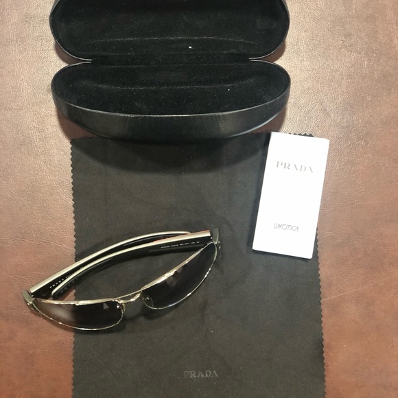 Prada sunglasses- scratch free - Picture 8 of 10